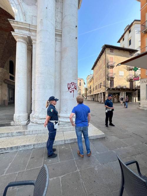 Il sindaco di Vicenza insieme a due agenti della locale, davanti alla basilica imbrattata