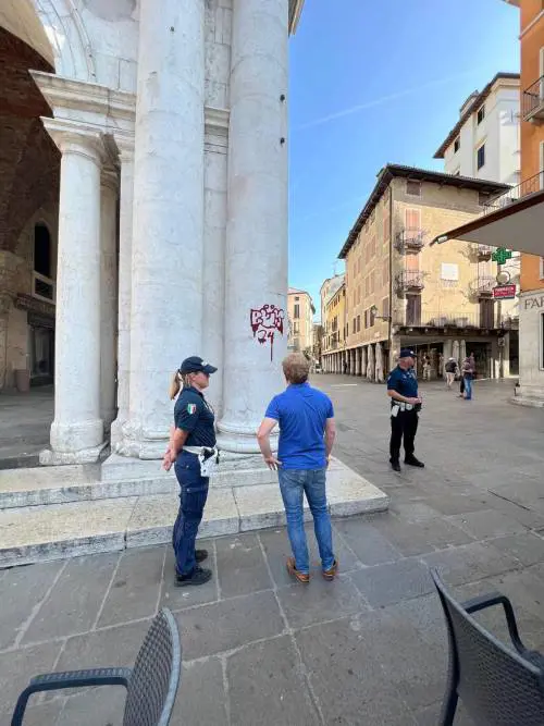 Il sindaco di Vicenza insieme a due agenti della locale, davanti alla basilica imbrattata