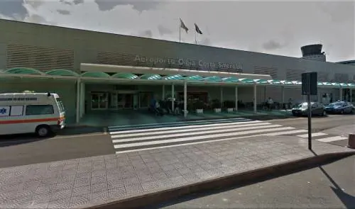 Caos all'aeroporto di Olbia: pista bollente e raffiche di vento. Voli dirottati