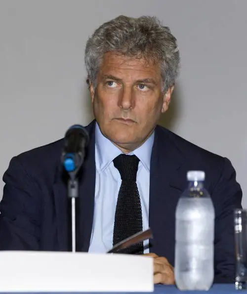 Papà Elkann schifato dai giovani in treno. "Repubblica" insorge