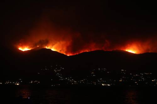 La Grecia in lotta con il fuoco, turisti in fuga. Dopo Rodi tocca a Corfù: 20mila acri in fumo