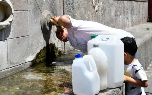 Catania resta senza acqua e senza luce: il caldo "scioglie" i cavi della rete elettrica
