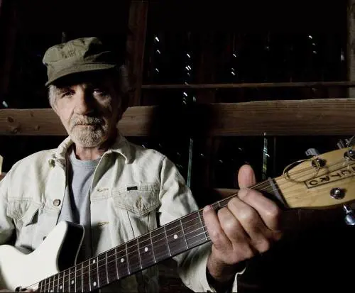Collezionare chitarre e regalare successi: il sound senza spocchia del grande J. J. Cale