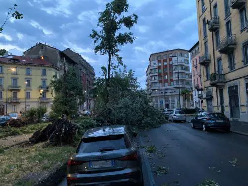 Tempesta su Milano, blocco alla viabilità e problemi ai trasporti