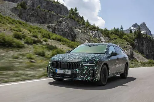 Nuova Skoda Superb, guarda le prime immagini