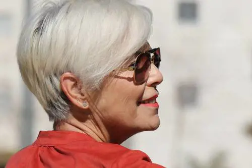 Capelli, le acconciature più eleganti per le donne over 60