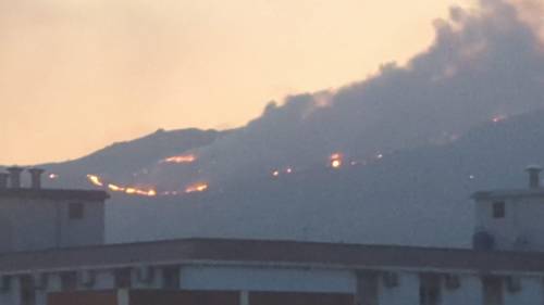 Le fiamme circondano Palermo