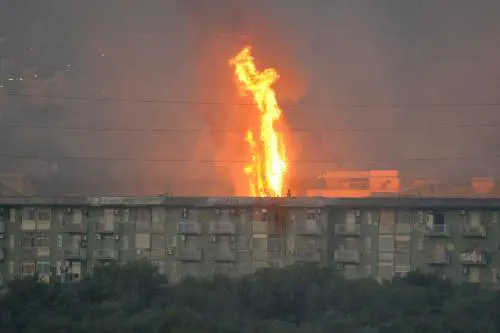Bruciano colline attorno Palermo, fiamme minacciano case
