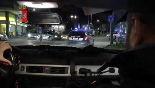 Stuprata e picchiata sulla spiaggia di Rimini. È caccia all'uomo