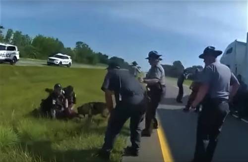 Afroamericano azzannato dal cane poliziotto: il video choc