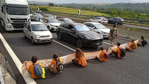 Ultima Generazione torna a bloccare le strade: disagi e malumori sulla A1