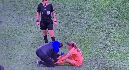 Finge un infortunio (istigata dall'allenatore): bufera sull'Olanda ai Mondiali femminili