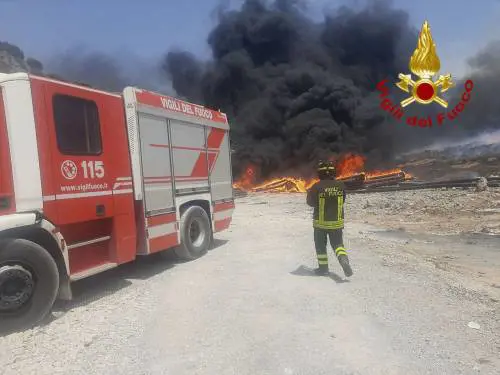 Roma e Palermo, il filo rosso che lega gli incendi. Mancano i termovalorizzatori nelle due città