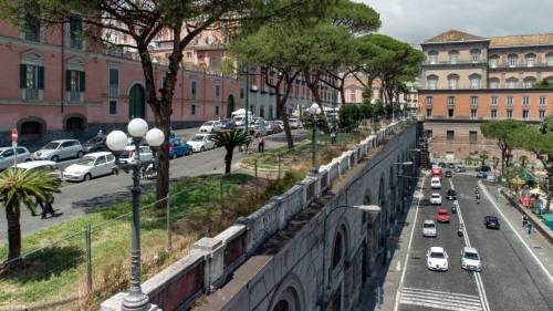 Napoli, malvivente ruba un rolex da 8mila euro a una turista inglese di 82 anni: è caccia al ladro