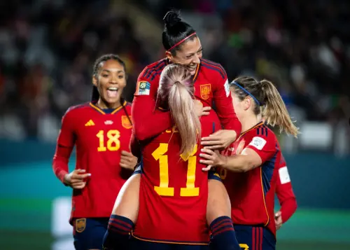 L'abbraccio tra Jennifer Hermoso, alla centesima presenza in maglia Roja, e Alexia Putellas (via Fifa)