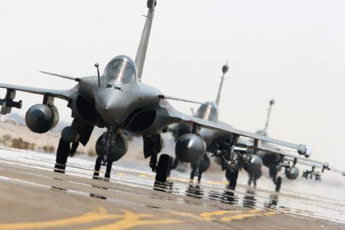 Gli aerei spia russi e la sfida col caccia Rafale: duello aereo ai confini Nato