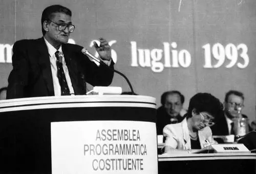 Trent'anni fa la Dc decise di sciogliersi: ci fu un solo voto contrario