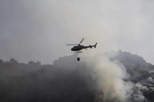 La Sicilia lotta con le fiamme. A Palermo morta una donna. "Era bloccata in ascensore"