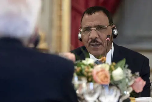 Niger, appello di Bazoum: "Il Sahel è della Wagner". I golpisti mollano Parigi