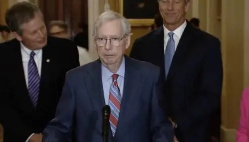 "Stai bene?". Paura per Mitch McConnell: resta immobile davanti ai giornalisti