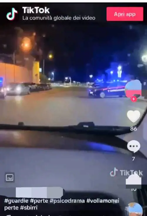 "Ste guardie...". Insulti a raffica contro i carabinieri poi posta il video su TikTok: finisce male