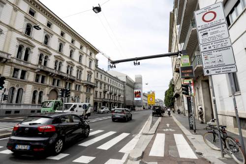Milano, rivoluzione Area C: multa se si parcheggia per più di due ore e aumento prezzo ingresso