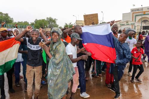 Niger, il golpe riuscito schiaffo all'Occidente. C'è lo zampino russo: è già allarme migranti
