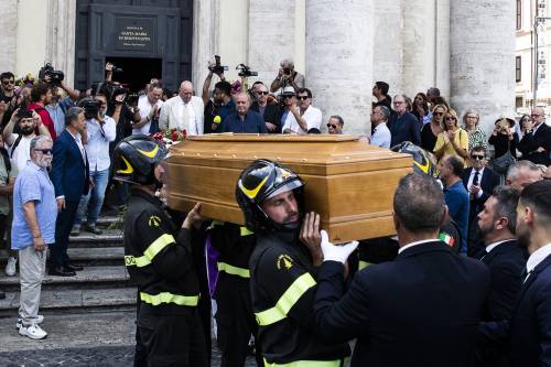 "Ti voglio bene, papi". La commozione dei figli di Purgatori ai funerali