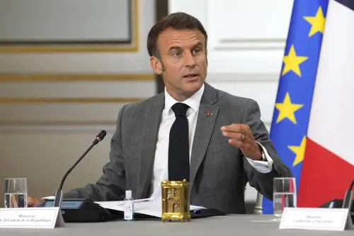 Macron "tradisce" la polizia: perché la crisi francese avvantaggia Marine Le Pen