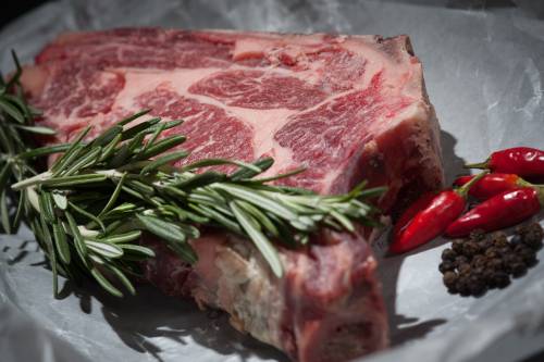 Carne rossa, lo studio che smonta l'Oms: "Nutriente alleato contro il cancro"