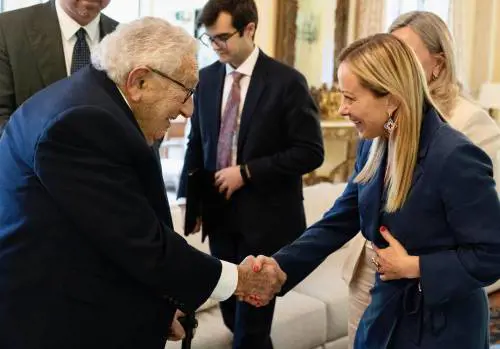 "Un punto di riferimento". Meloni negli Usa incontra anche Kissinger