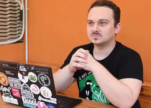 Mattia, il primo italiano con cinque microchip sottopelle