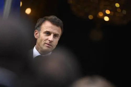 Macron predica sobrietà ma è in vacanza nella magione da 250mila euro l'anno