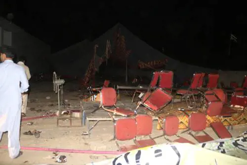 Un kamikaze fa strage al comizio elettorale. L'Isis minaccia il Pakistan: 75 morti e 200 feriti