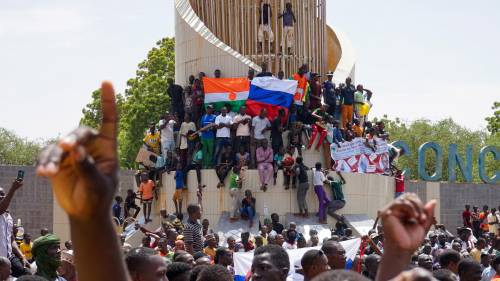 Niger, assalto anti-francese. Golpisti gridano: "Viva Putin"