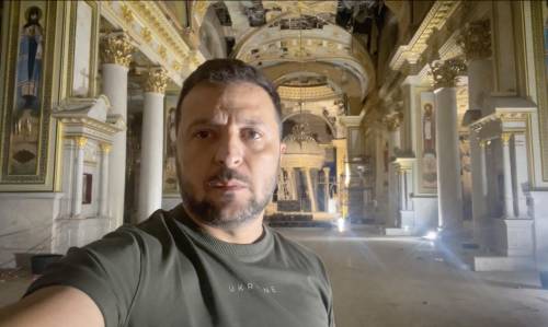 Il presidente ucraino Volodymyr Zelensky alla Cattedrale della Trasfigurazione di Odessa dopo i bombardamenti russi del 23 luglio scorso.