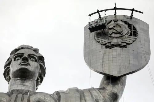 Stemma sovietico, festività, strade: così Kiev si stacca dall'influenza russa