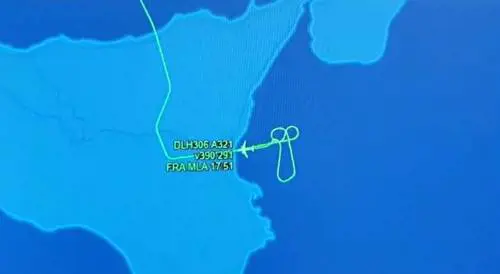 L’aereo viene dirottato su Malta, il pilota protesta con una manovra choc