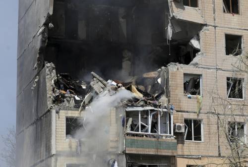 Mosca vendica i droni ucraini. Bombe sulla città di Zelensky: sei morti, anche una bimba