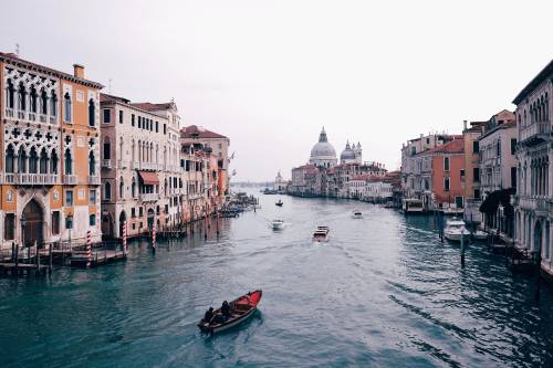 Turisti, motoscafi e acqua alta. Venezia nella lista nera Unesco