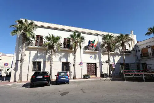 Va in municipio e minaccia. "Ridatemi l'assegno oppure brucio tutto"