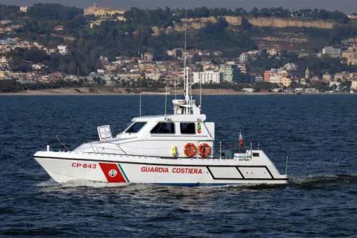 Ischia, si addormenta sul materassino e finisce al largo dell’isola: salvato dalla Guardia costiera