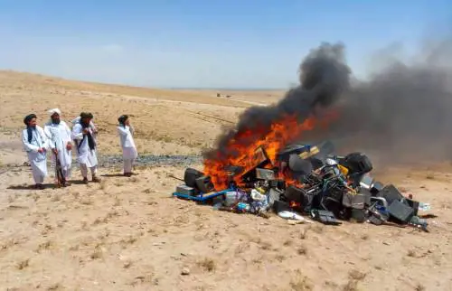 "Sono immorali e corrompono". I talebani bruciano gli strumenti musicali in Afghanistan