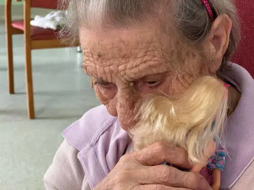Barbie diventa la "Doll Therapy" nel nucleo Alzheimer