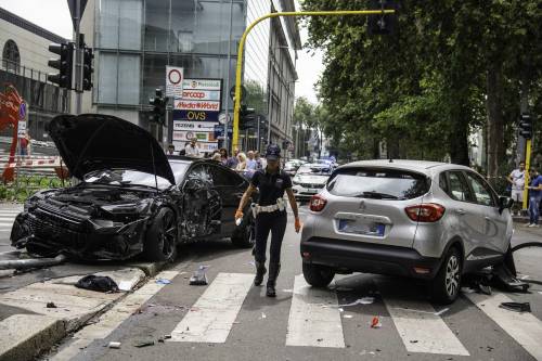 Milano, schianto tra due auto: grave un pedone travolto