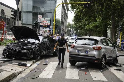 Milano, schianto tra due auto: grave un pedone travolto