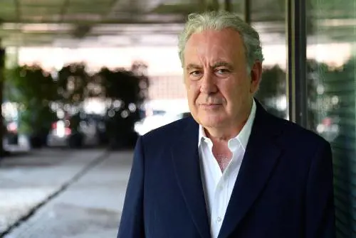 Santoro in campo per sfidare i dem, lancia la lista dei forcaioli anti-Usa