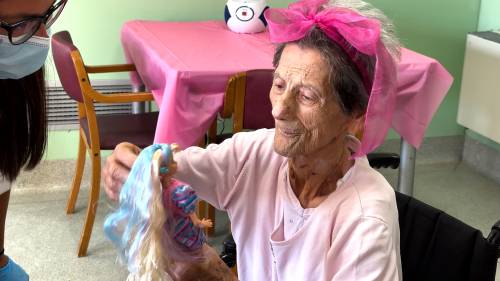 "Barbie terapia" nella Rsa per combattere l'Alzheimer
