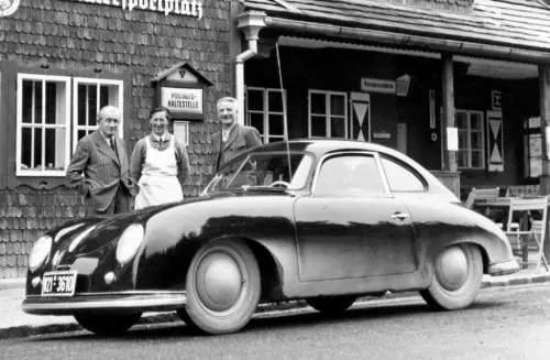Ferdinand Porsche (a sinistra) e la Porsche 356