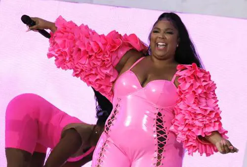 "Insopportabili e oltraggiose...". La risposta di Lizzo alle accuse di molestie